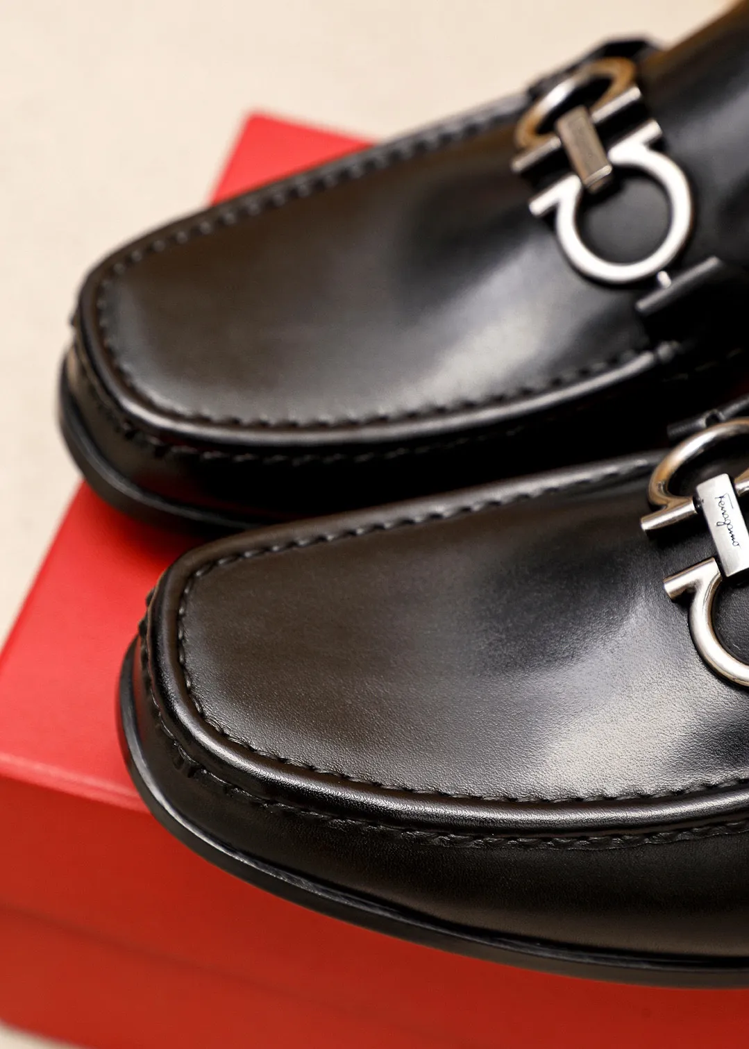 Men's shoes 💰460 💐 Product trademark: Ferragamo "Ferragamo" casual leather shoes Regular size: 38-44 (45.46🉑️customized) Product materials: Selected imported first-layer calfskin upper + luxury hardware buckle, imported water-dyed cowhide leather lining. Strong three-dimensional visual effect, original rubber outsole Color: 1⃣️color optional